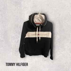 3/$20🌿Tommy Hilfiger hooded sweater